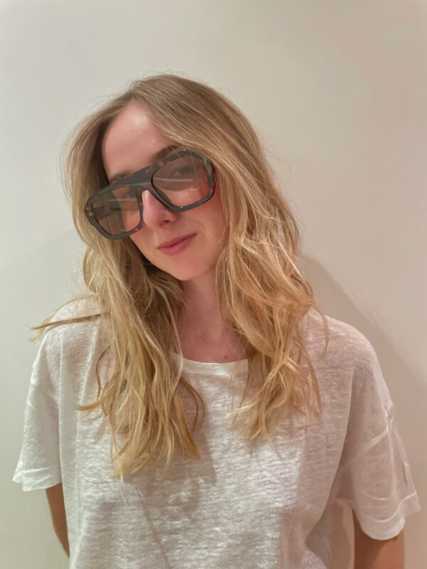 lunettes-soleil-unisexe-écaille-marron-portée-verre-clair-medina Médina