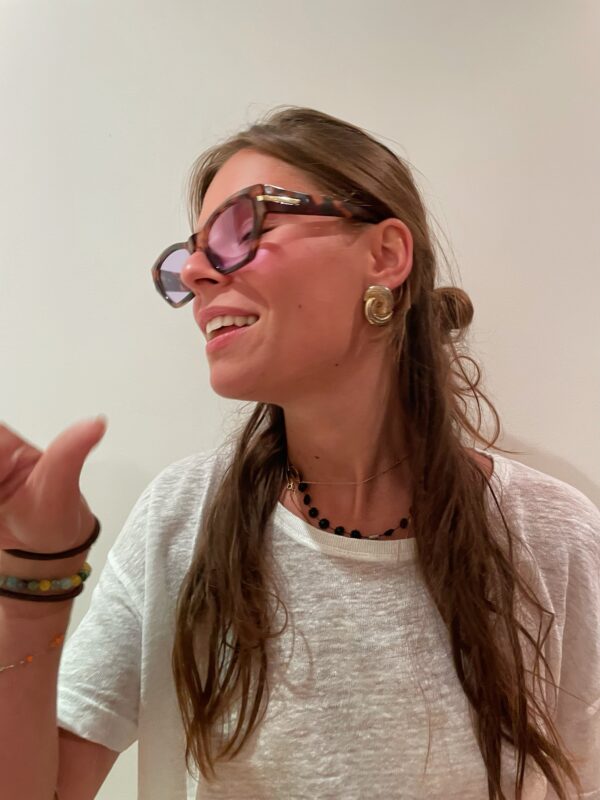 lunettes-soleil-unisexe-écaille-marron-portée-lyon Vieux Lyon