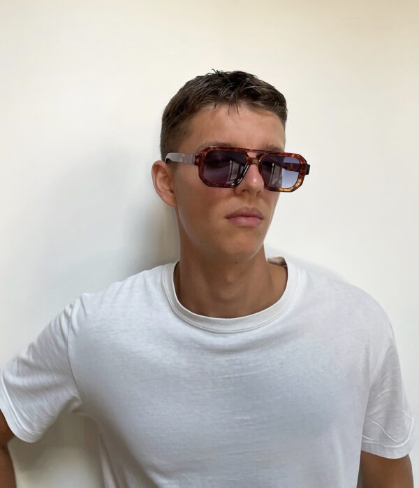 lunettes-soleil-unisexe-écaille-marron-portée-chelsea Chelsea