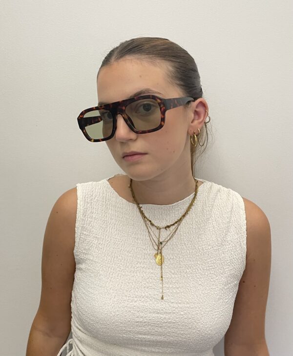 lunettes-soleil-unisexe-écaille-marron-portée-palmeraie Palmeraie