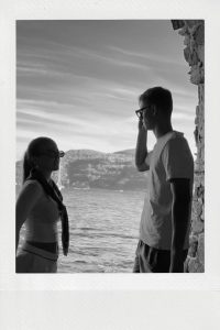 homme et femme avec lunettes de soleil à la mer sur la plage