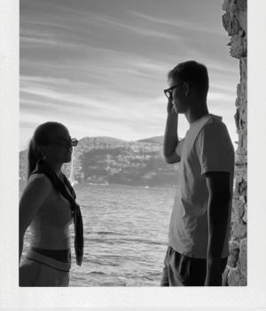 homme et femme avec lunettes de soleil à la mer sur la plage